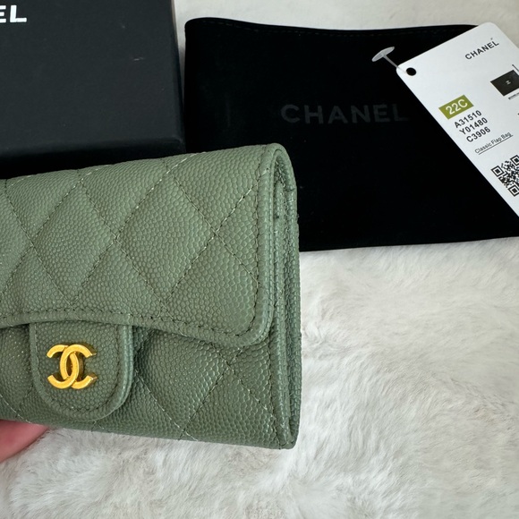 Brand New Green Cardholder Wallet - Received as Gift ❌ Not the Brand Likely! - Picture 3 of 6